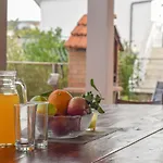 Apartment Pocrnja *